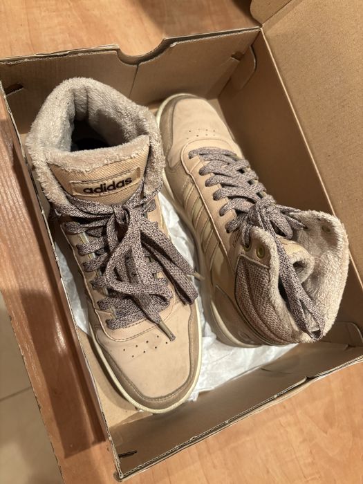 Бежови кецове Адидас. Пухкави и топли отвътре. Чудесни за зимата.