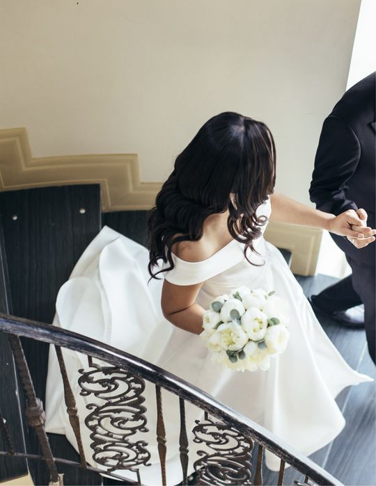 Свадебное платье с вырезом атласное