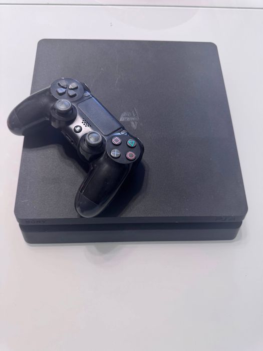 Playstation 4 с 8 игри и джойстик