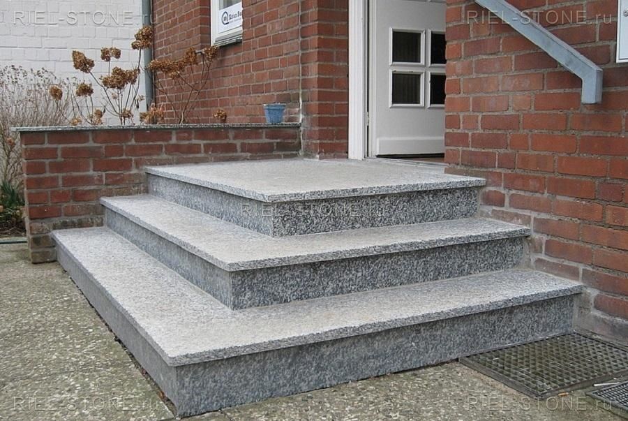 Ступени, лестница из серого гранита.
