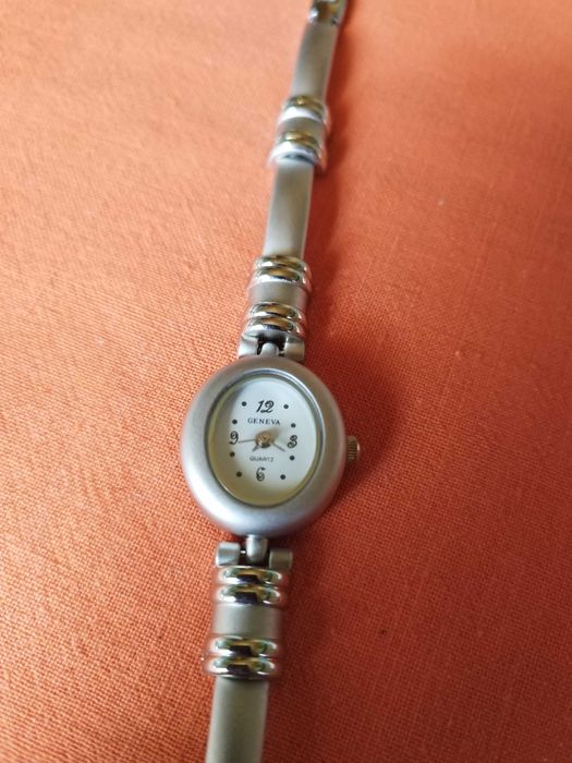 Ceas de mana, finuț, de dama de la firma Geneva. Necesita baterie noua