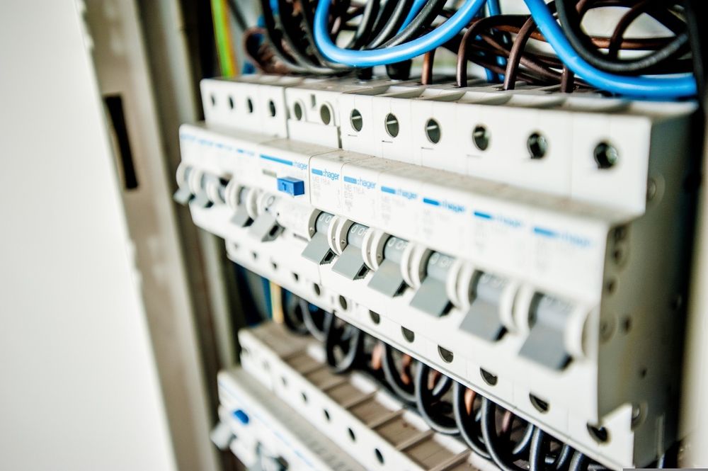 Electrician - CAM Electric – Conectăm siguranța cu profesionalismul!