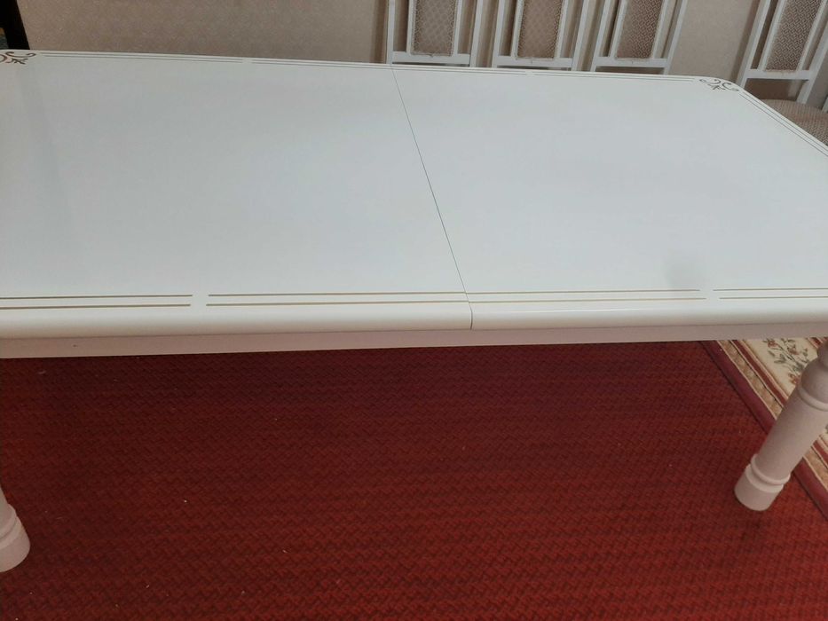 Продается стол для гостиной комнаты