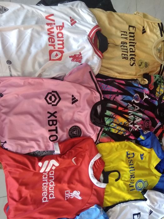 Футболни екипи и чорапи