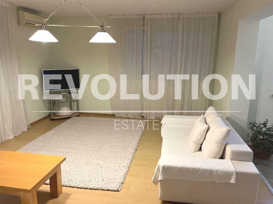 Дава се под наем Тристаен апартамент в Варна, Бриз - 101 кв.м за 927.18 € - Снимка #1