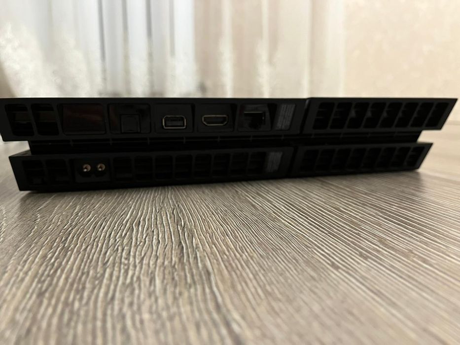 Продам пс4 в идеальном состоянии