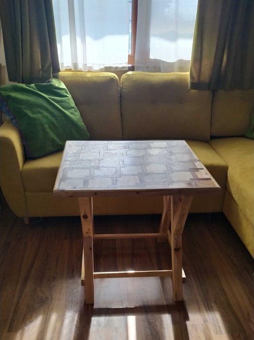 Малка маса – ръчна авторска изработка – бук/бор