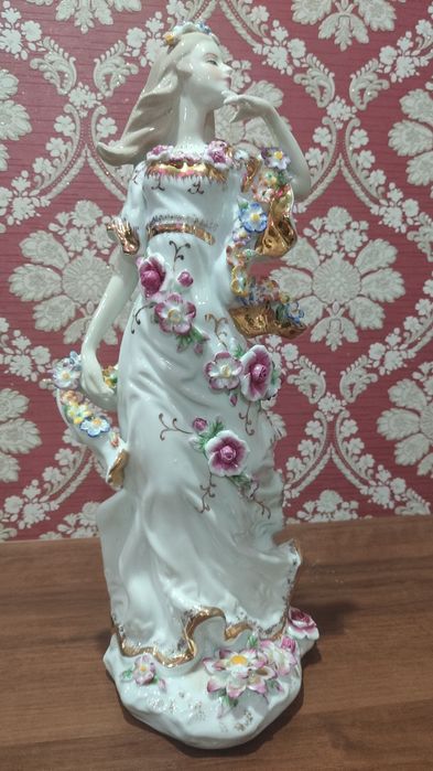 Фарфоровые статуэтки производства Италии, 3 штуки.