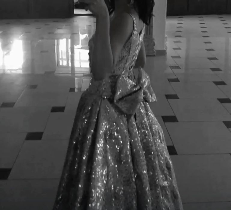 Пышное золотое платье