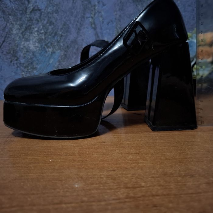 Каблуки на платформе и устойчивым каблуком