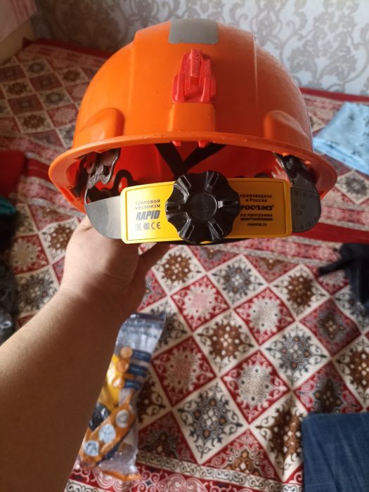 Продам каску с наушниками