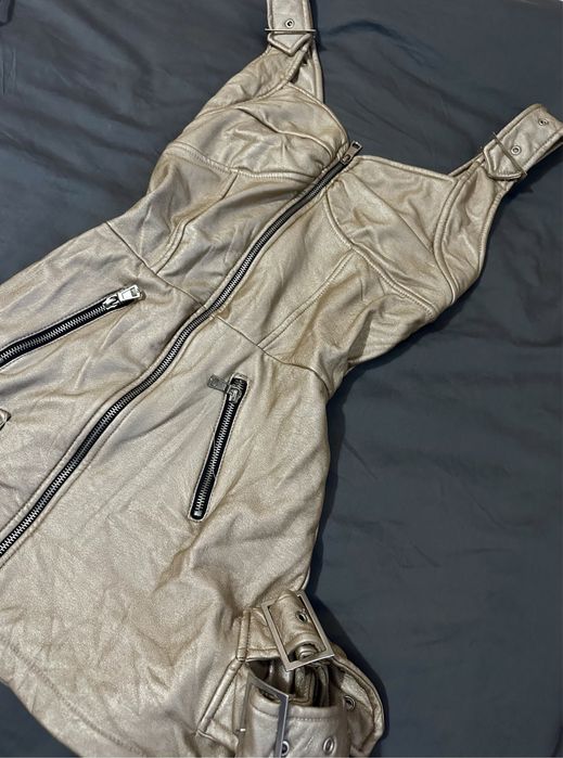 Бежова рокля с ципове и колани