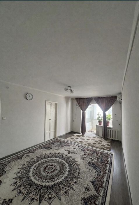 Продажа Срочно Чиланзар 1 балкон 2х4  ориентир  Халк Банк!