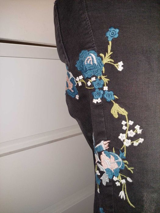Blugi negri cu broderie cu flori Betty Co