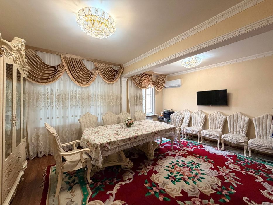 Юнусабад 10 квартал. Продается квартира 4/4/5