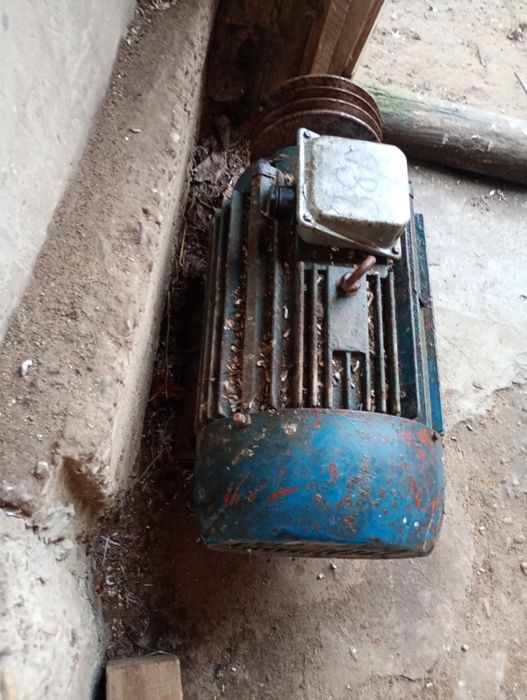 Vând 1 motor 3,80