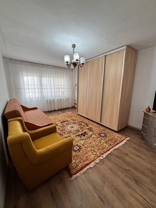 Apartament 2 camere de inchiriat,  renovat și complet mobilat/utilat. Dormitor cu pat matrimonial, living cu canapea extensibilă și dressing spațios.