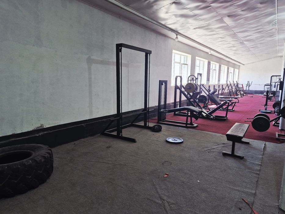 Hamma narsasi bilan. Oynalari barlari ventilyatorlari . Gilamlar daroj