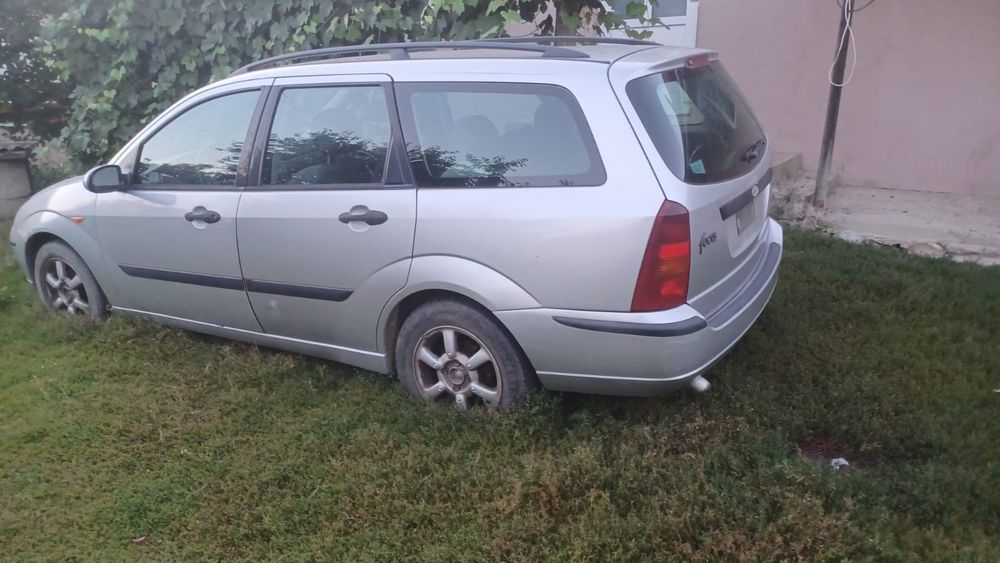 Vând Ford Focus. Este radiat