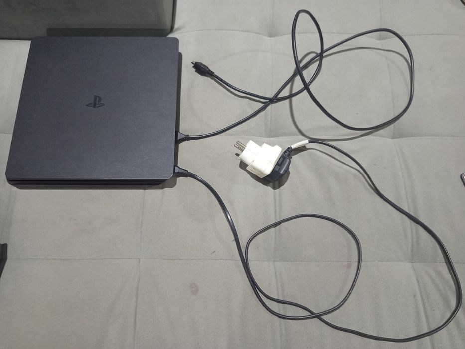 PS4 slim 400 gb със ipega charging dock + 5 игри