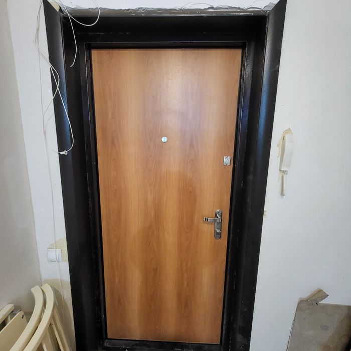 Продам входную дверь