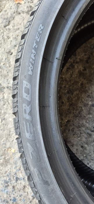 2 anvelope iarna Pirelli 305/30/21.Pretul este pe bucata.