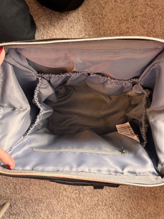 Vand rucsac cu compartimentare termica.