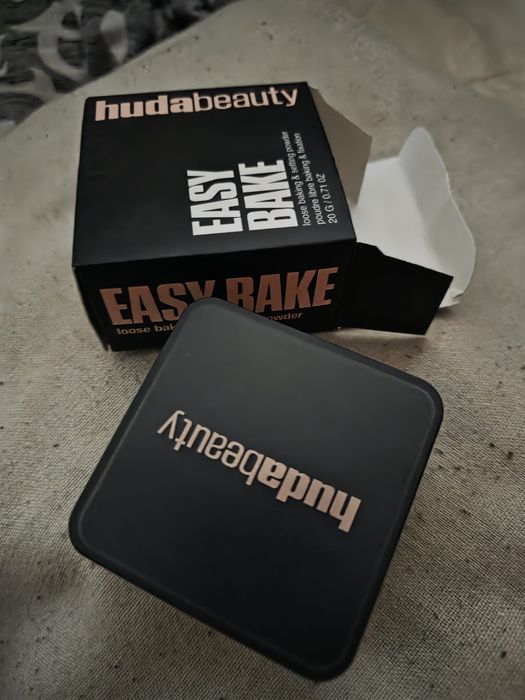 Pudra Huda Beauty