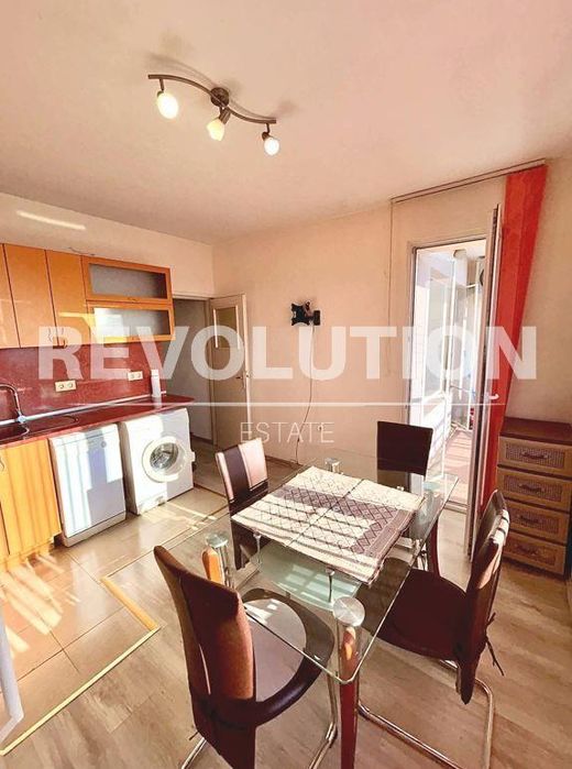 Тристаен апартамент в района на Завод Дружба!