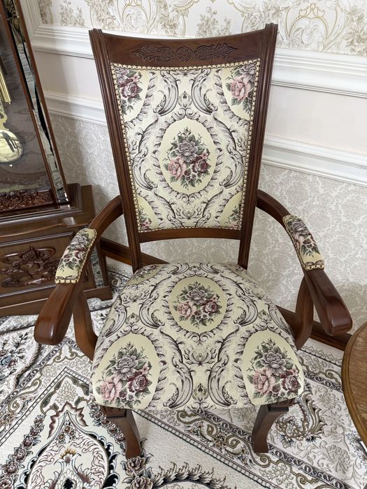 Меҳмонхона учун классик 12 та стул ва 2 та кресло, аъло ҳолат.