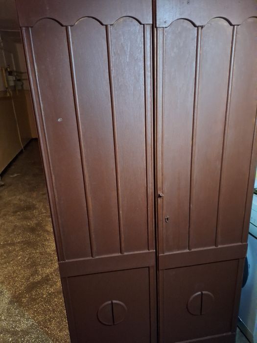 Gratuit   două dulapuri