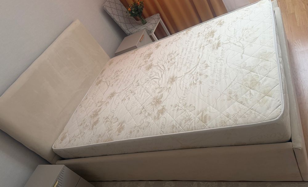 Продам двухспальную кровать с матрасом