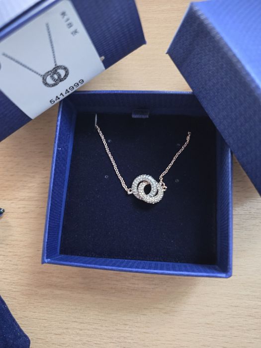 Colier Dextera
Cercuri întrepătrunse, Alb, Placat cu nuanță roz-aurie