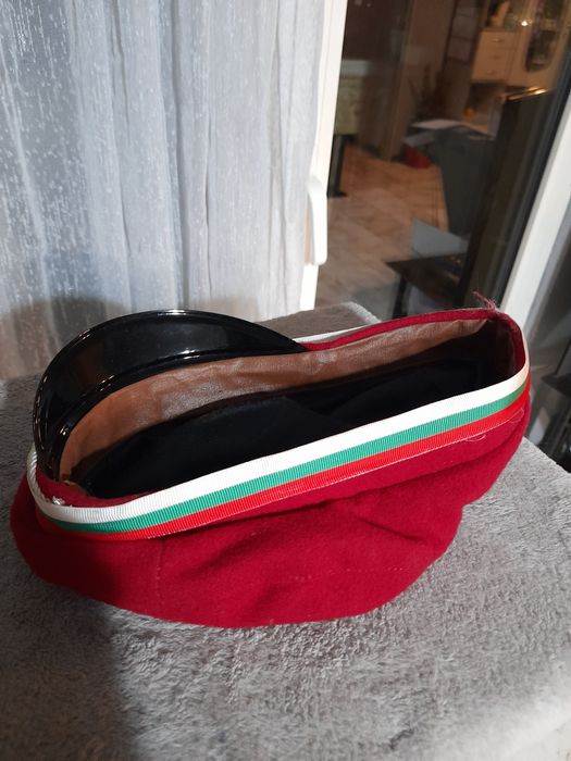 Ретро студентса барета,стара манерка,ръкавни надписи и каска