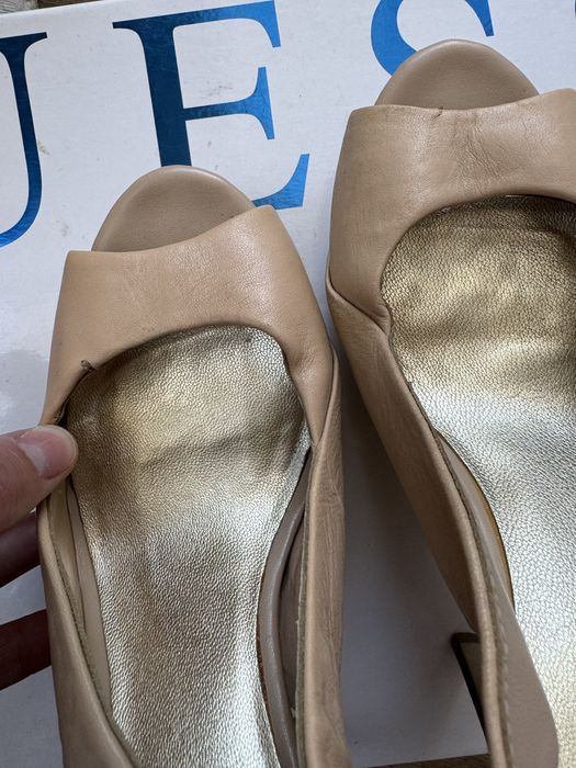 Обувки и сандали Guess