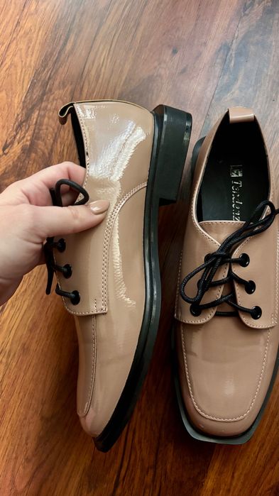 Нови бежови лачени обувки 38 номер