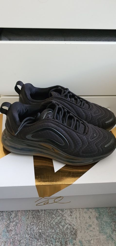 Nike air max 720 store triple black on feet