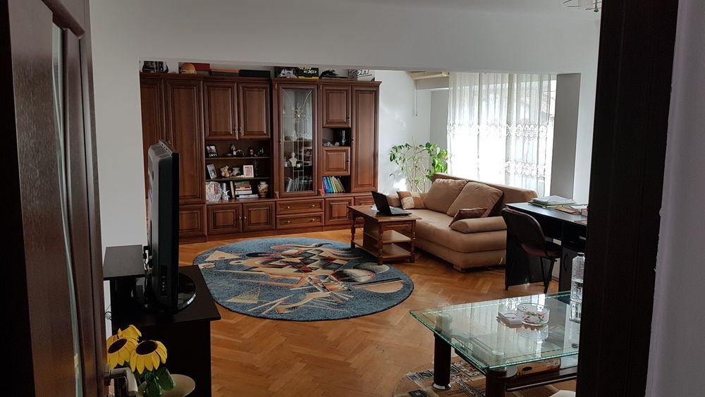 Apartament 4 camere -  semidecomandat  recompartimentat Zona Frumoasa