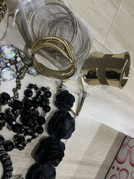 Обеци ,Колиета ,Гривни,Чанти, Раници