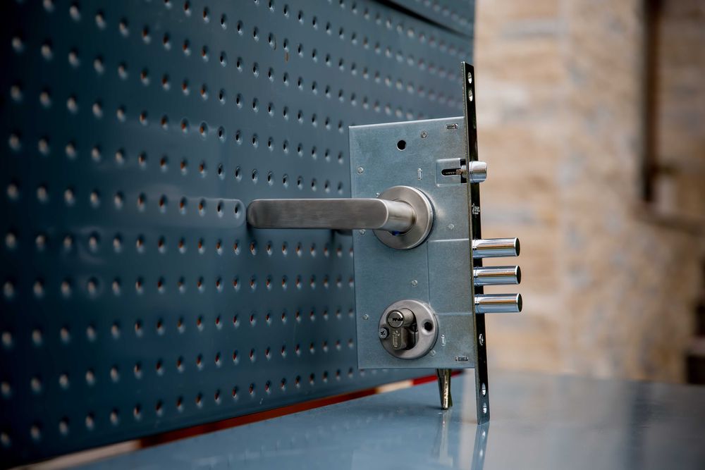 Deblocări usi  Reparații uși Schimbat sisteme de inchidere