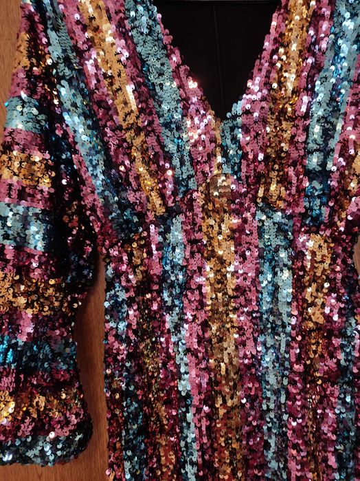 Дълга рокля с шарени пайетии