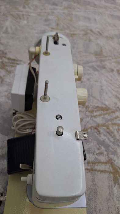 Продаю свою швейную машинку ЧАЙКА-142 М.С электроприводом и столом.