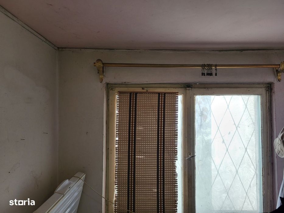Apartament 3 camere, parter, cu balcon. Necesita renovare completa.
