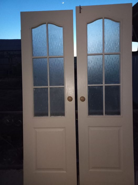 продается две разные двери