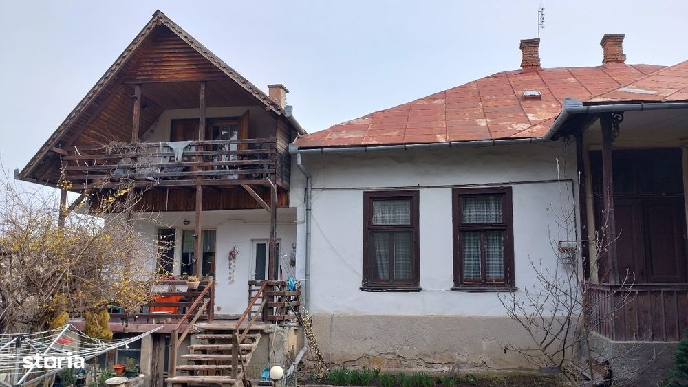 Vand casa in curte comuna in cartierul Zorilor