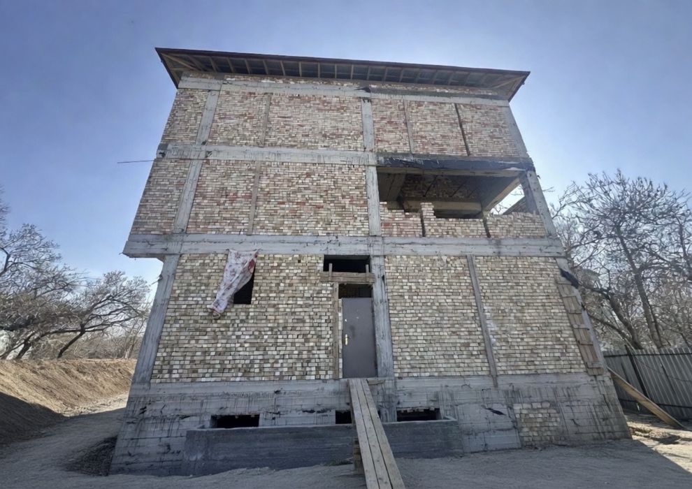 6 ta dom o'rtasida 3 etajlik Bino 800 m2 Oktayabr bozor orqasida