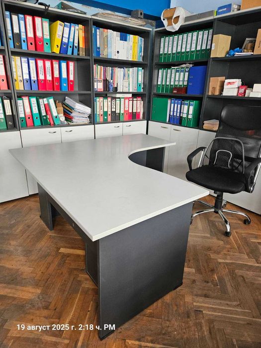 луксозно офис бюро 160х160 с контейнер в добро състояние