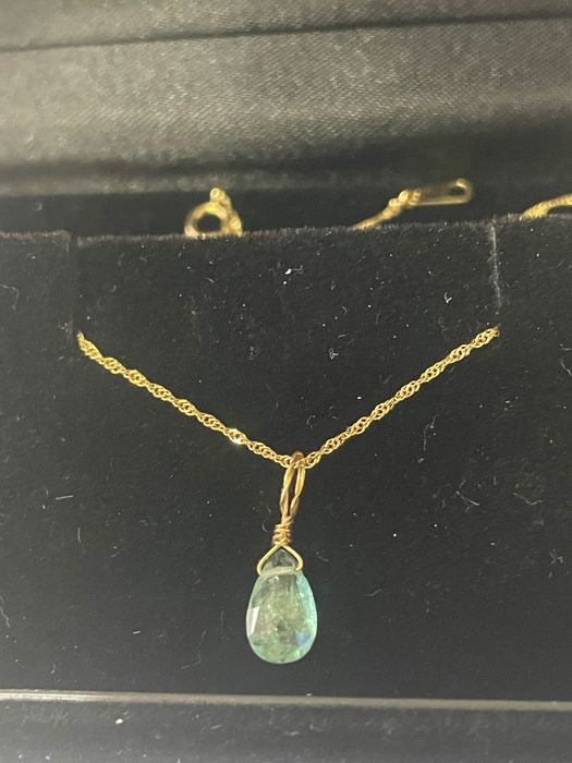 Lanț din aur 18k având un pandant cu smarald natural