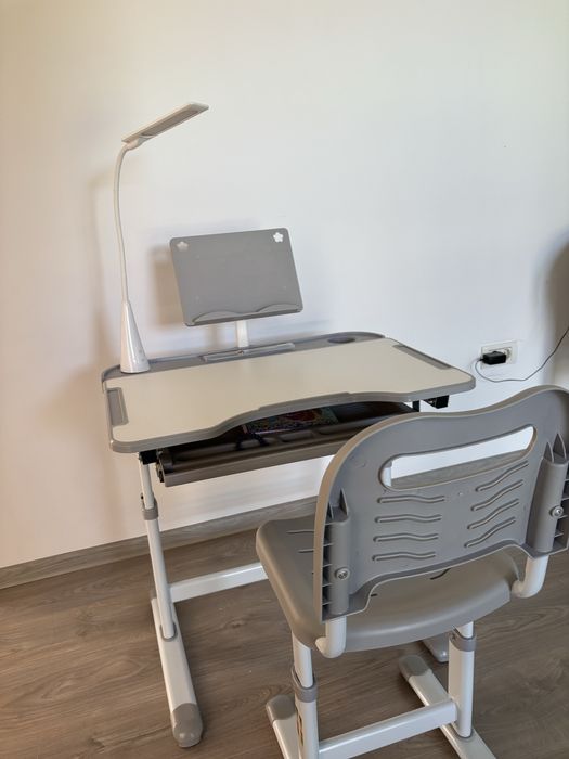 HOMCOM Set Birou și Scaun pentru Copii (6-12 Ani), Birou Ergonomic cu Înălțime Reglabilă, Lampă LED și Blat Înclinabil la 45 Grade