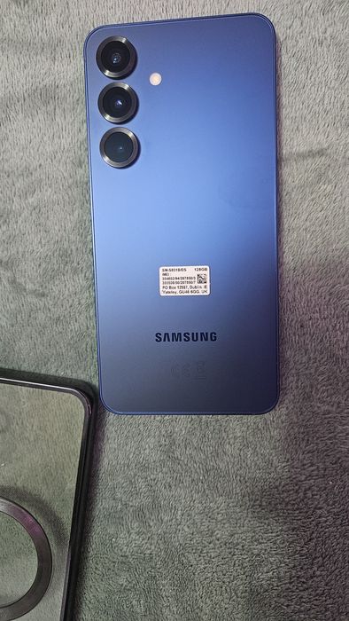 Vand  samsung ... s 25  normal ...12 ram . .128 GB... meorie